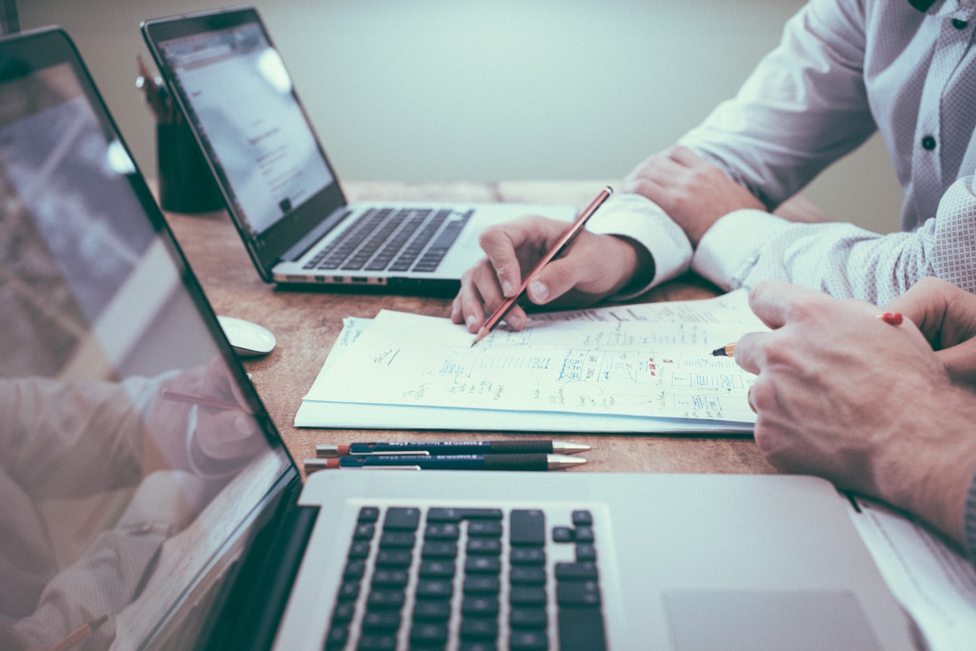 Equipo trabajando con documentos y computadoras en un proceso de facturación